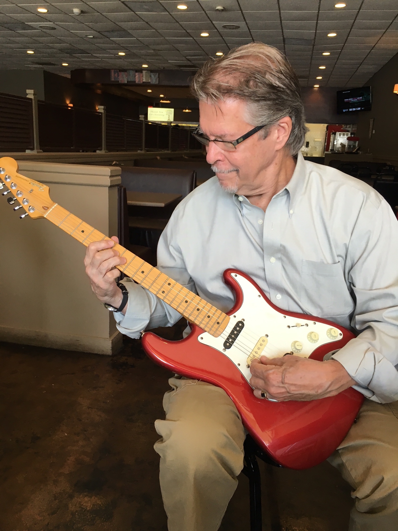 Bruce McKagan holding the guitar before Signatures